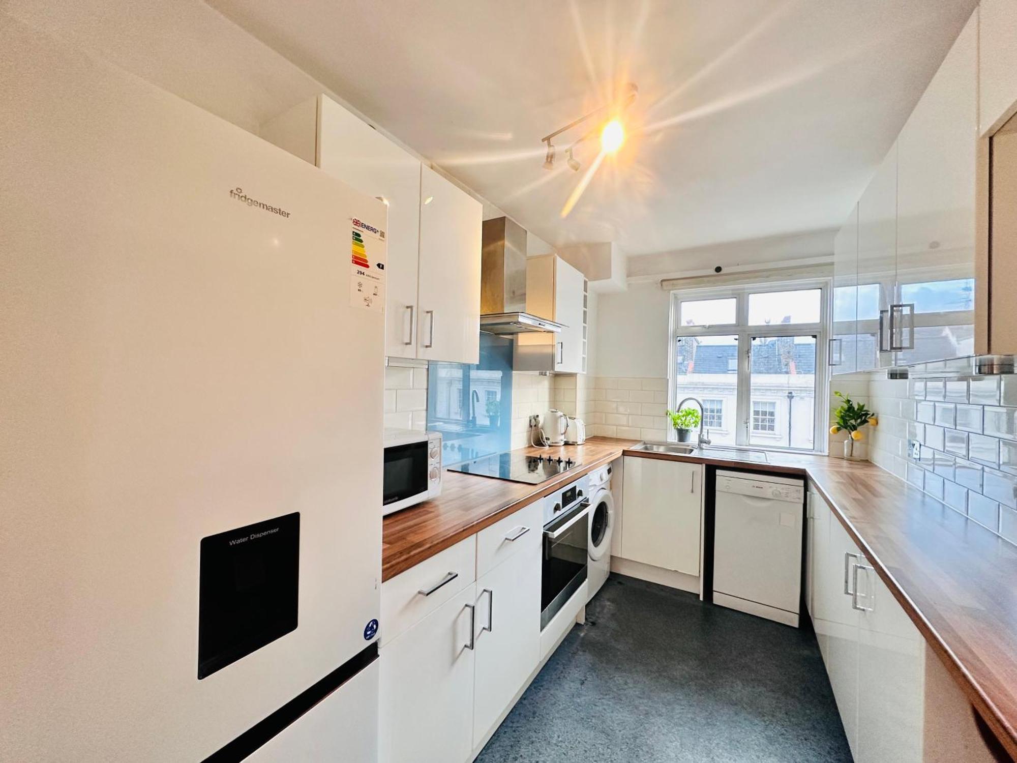 Victoria Family Apartment In Central Лондон Екстериор снимка