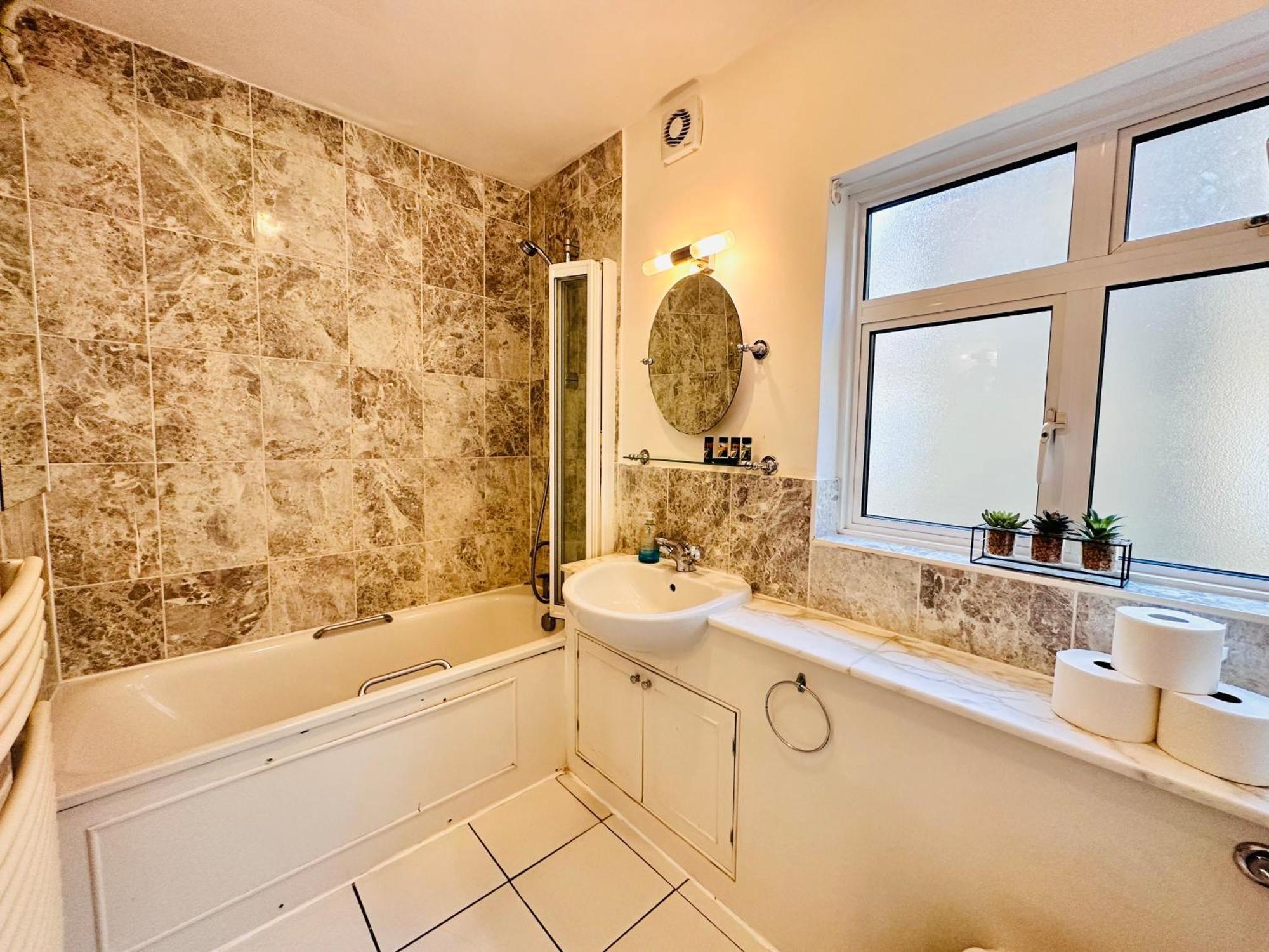 Victoria Family Apartment In Central Лондон Екстериор снимка