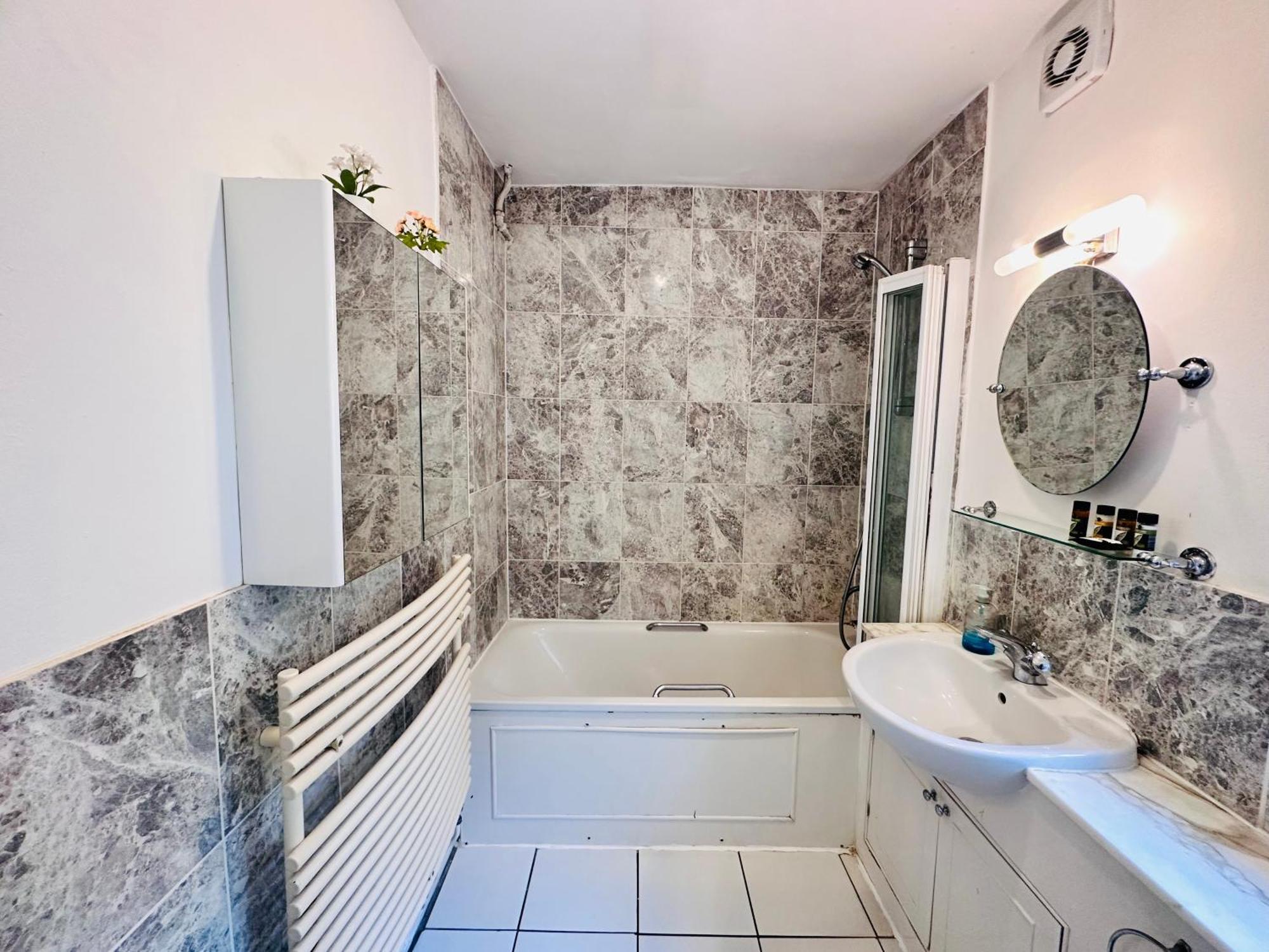 Victoria Family Apartment In Central Лондон Екстериор снимка
